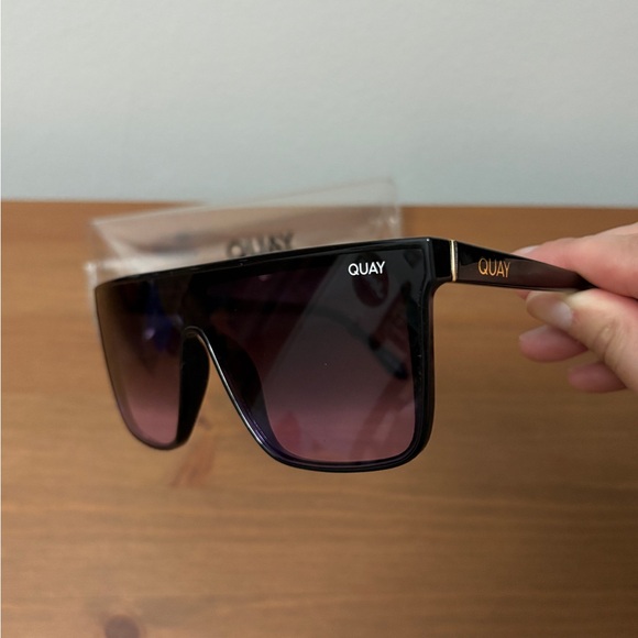 QUAY Sunglasses - Picture 4 of 5